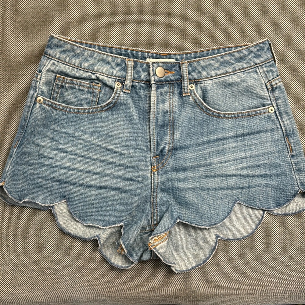 H&M scallop shorts